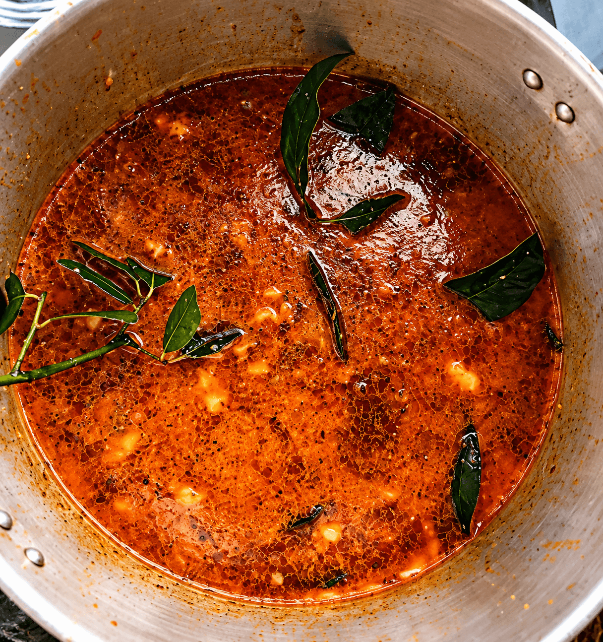 Panela de caldo aromático com folhas de louro